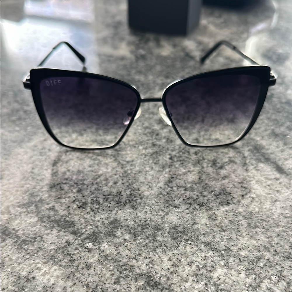 Oversized cat eye Black Square Sunglasses with Gradient Lenses